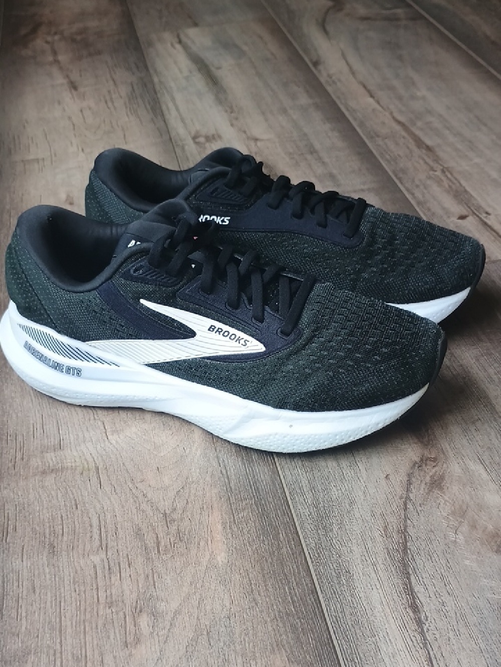 Brooks White and Black Running Shoe - Picture 1 of 13